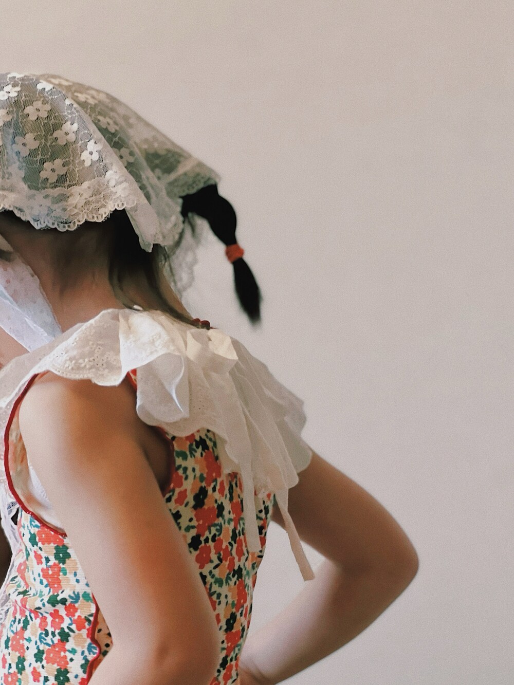 レッド系のタンクトップ、レッド系のその他パンツ、レッド系のタンクトップを着用したキッズの春コーディネートの5枚目の写真