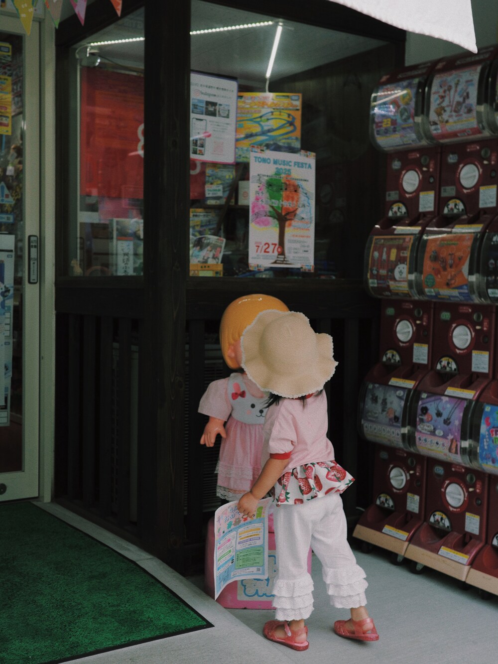 ピンク系のTシャツ/カットソー、ホワイト系のパンツ、ピンク系のサンダルを着用したキッズの夏コーディネートの2枚目の写真