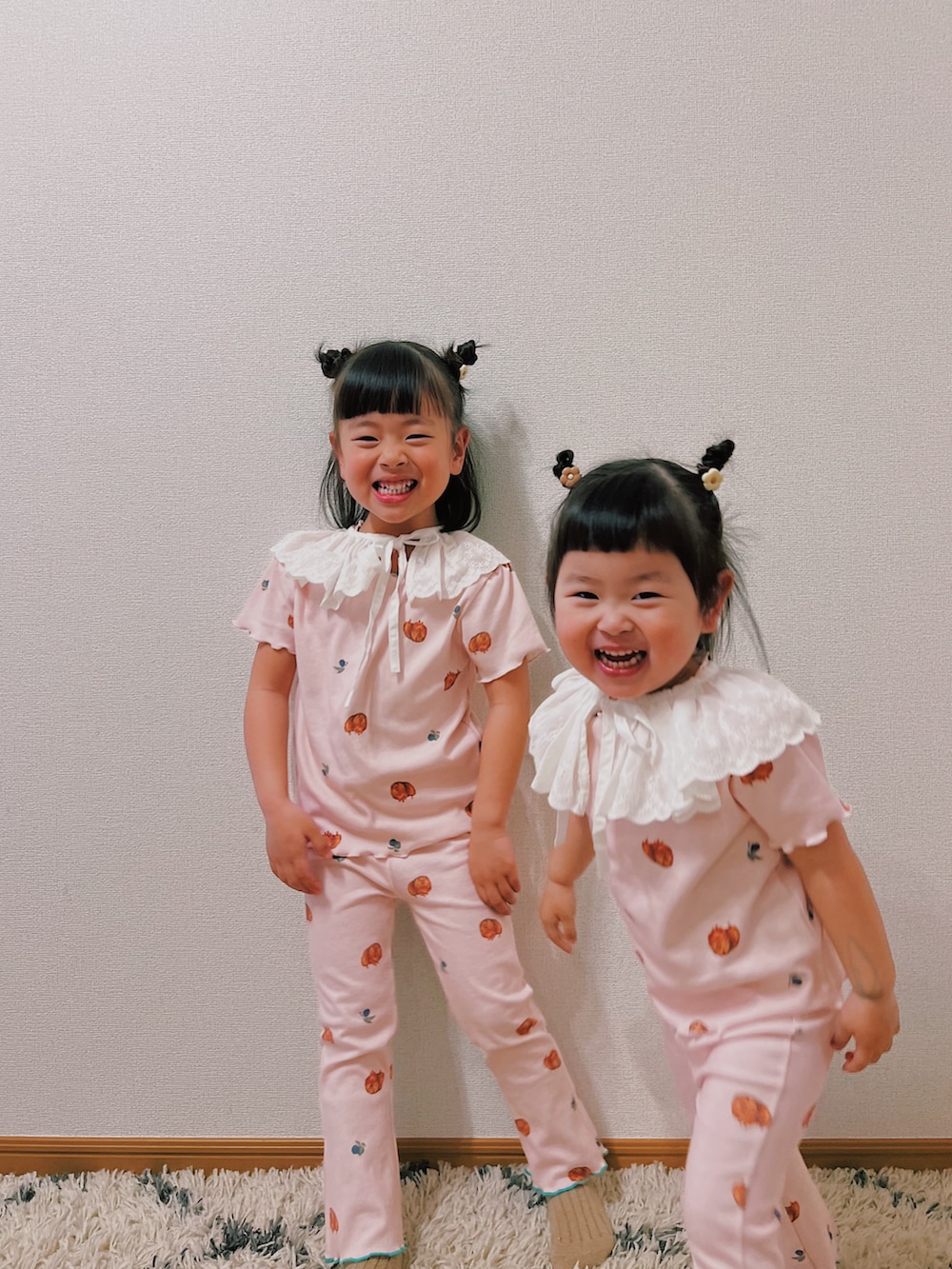 ピンク系のTシャツ/カットソー、ピンク系のパンツ、ホワイト系の付け襟を着用したキッズの春コーディネートの3枚目の写真