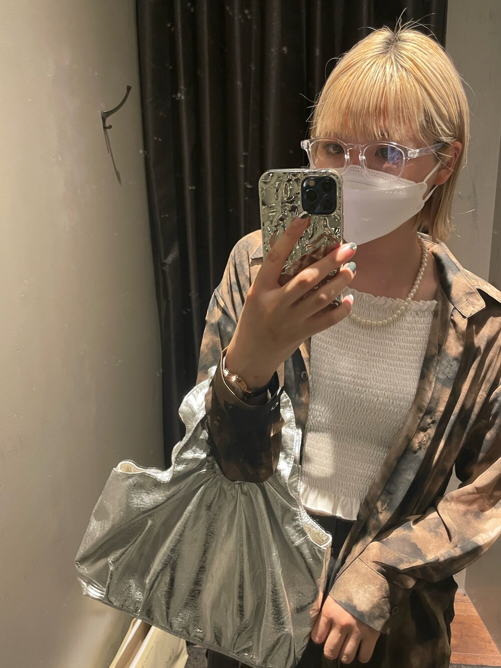 シルバー系のバッグ、ホワイト系のシャツ/ブラウス、ブラウン系のシャツ/ブラウスを着用したレディースの夏コーディネートの2枚目の写真