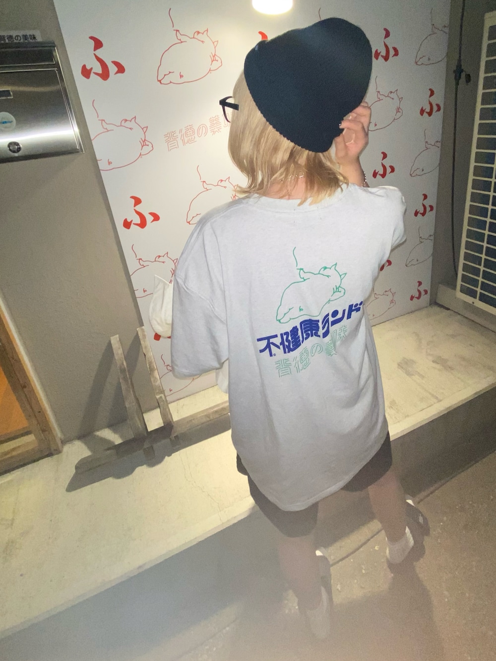 ブルー系のサンダル、ブラック系のその他パンツ、ホワイト系のシャツ/ブラウスを着用したレディースの夏コーディネートの2枚目の写真