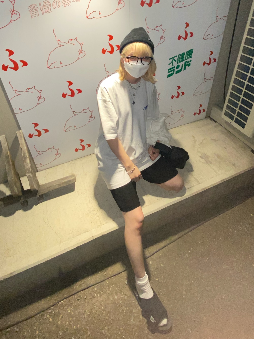 ブルー系のサンダル、ブラック系のその他パンツ、ホワイト系のシャツ/ブラウスを着用したレディースの夏コーディネートの3枚目の写真