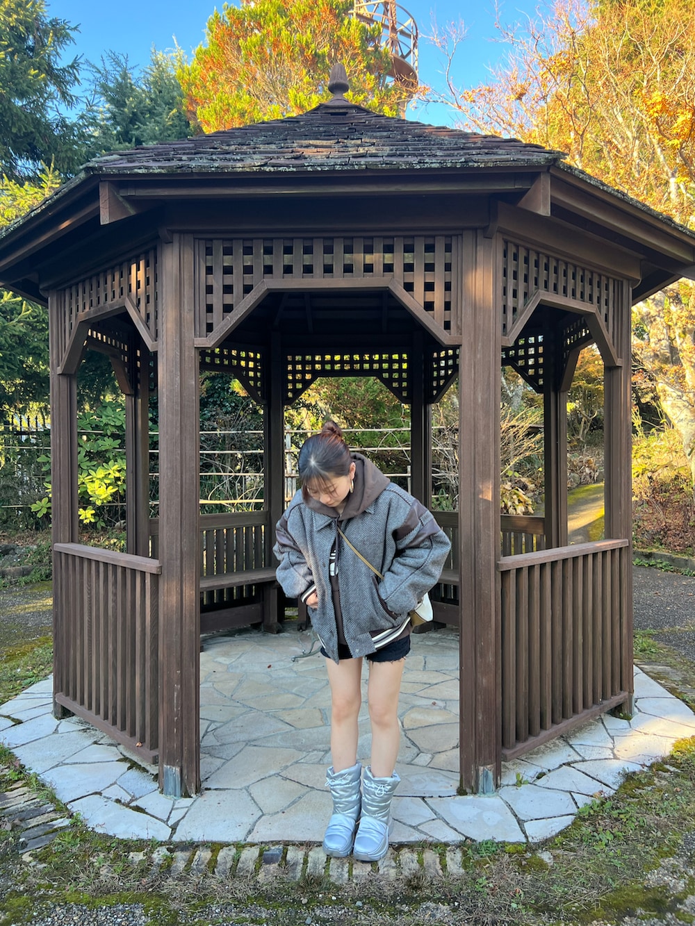 その他のブルゾン、シルバー系のブーツ、ブラウン系のパーカーを着用したレディースの冬コーディネートの2枚目の写真