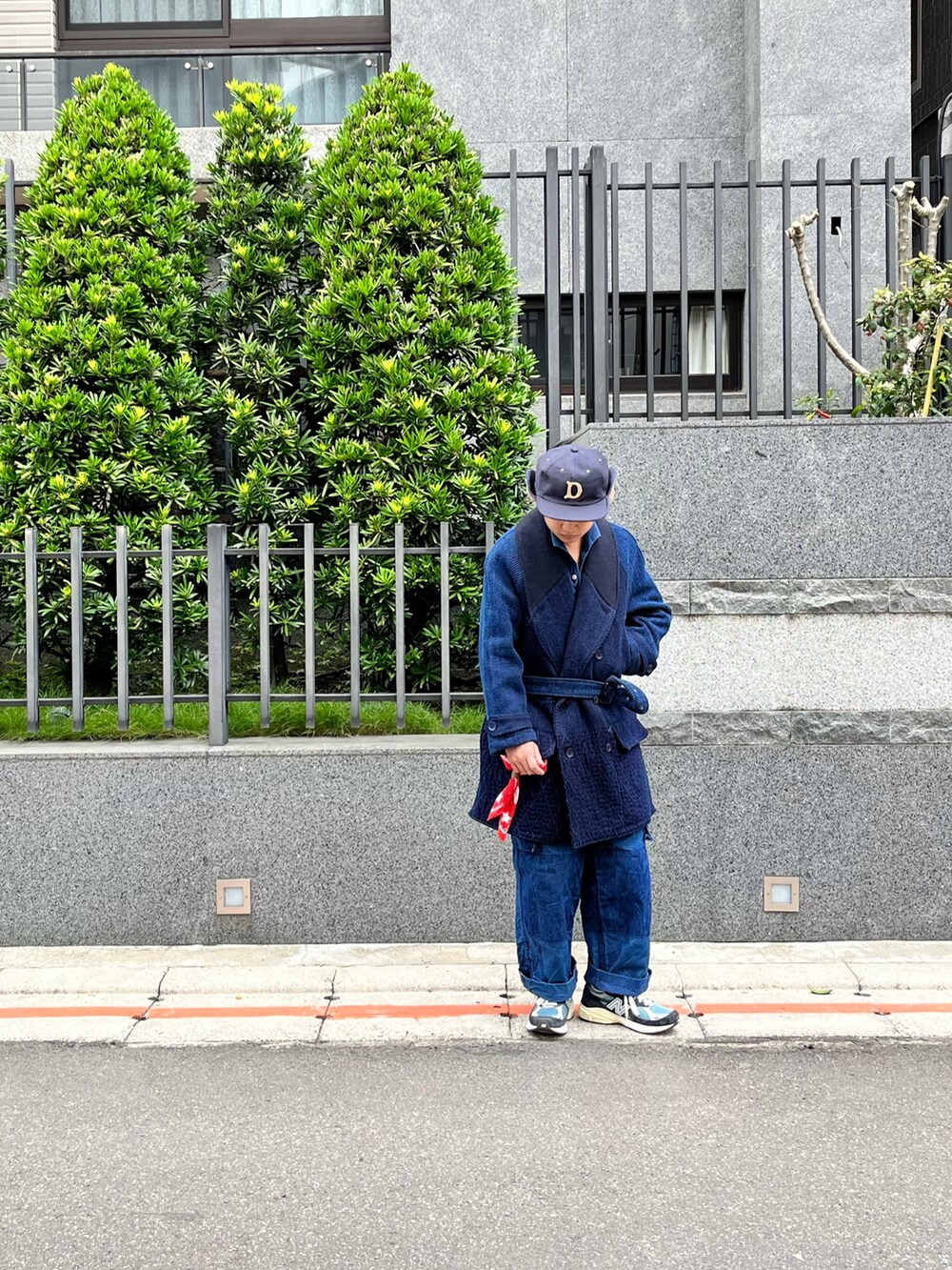 ブルー系のパンツ、ブルー系のシューズ、ブルー系のジャケット/アウターを着用したメンズの冬コーディネートの2枚目の写真