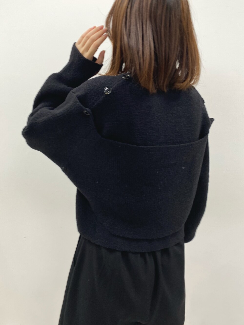 ブラック系のニット/セーター、ブラック系のその他パンツを着用したレディースの冬コーディネートの4枚目の写真