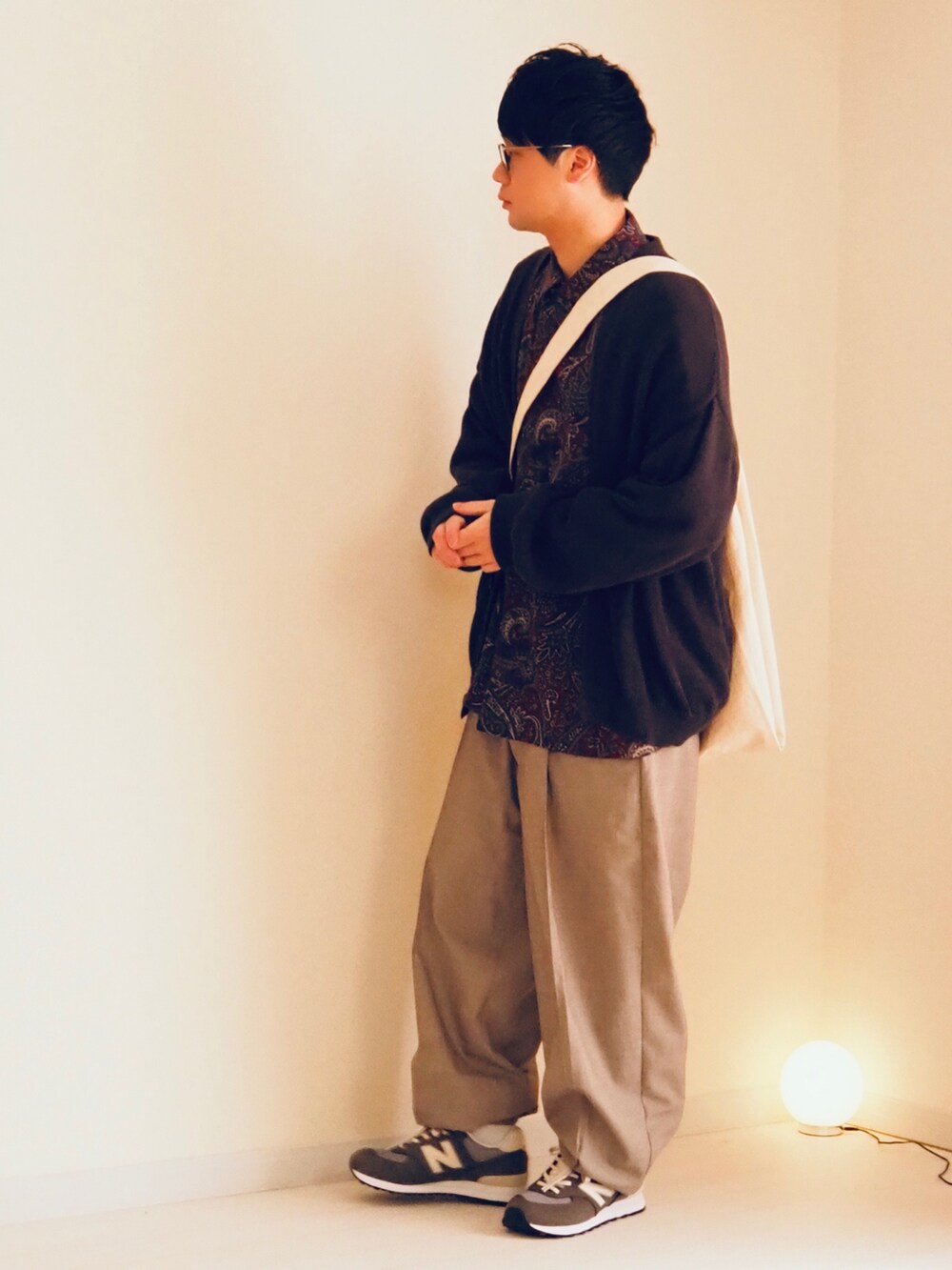 レッド系のシャツ/ブラウス、グレー系のカーディガン/ボレロ、ホワイト系のトートバッグを着用したメンズの冬コーディネートの2枚目の写真