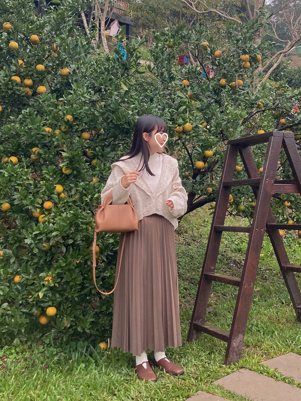 「秋冬コーデ、低身長、低身長コーデ、低身長女子、大人かわいい、休日コーデ、淡色コーデ、淡色女子、プリーツスカート、ベージュコーデ」｜「UNIQLOのアイテム（カーディガン/ボレロ、ホワイト系）」を使った、Zhan ジャンさん（レディース・150cm）の冬コーディネートの3枚目の写真