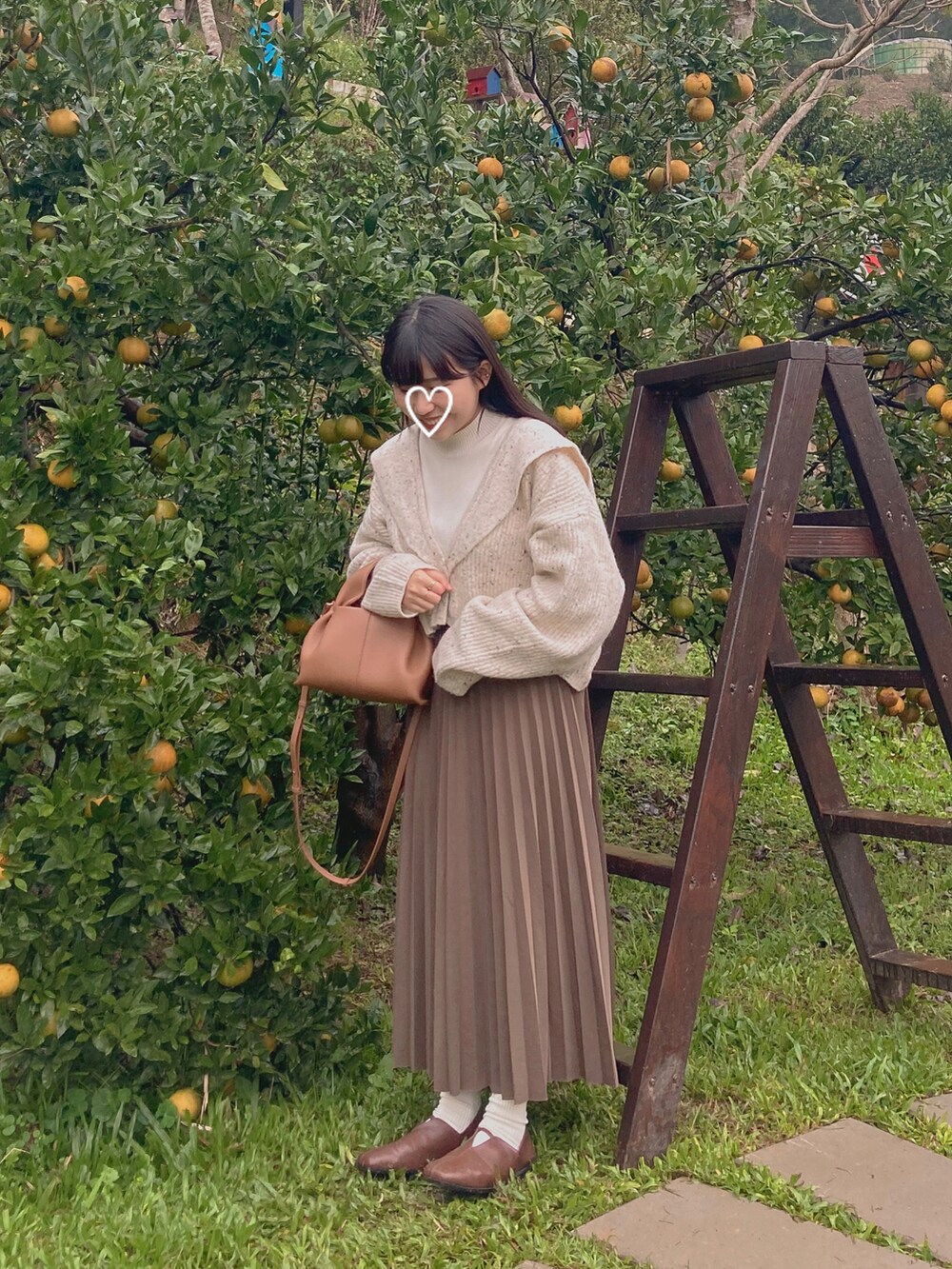 「秋冬コーデ、低身長、低身長コーデ、低身長女子、大人かわいい、休日コーデ、淡色コーデ、淡色女子、プリーツスカート、ベージュコーデ」｜「UNIQLOのアイテム（カーディガン/ボレロ、ホワイト系）」を使った、Zhan ジャンさん（レディース・150cm）の冬コーディネートの2枚目の写真
