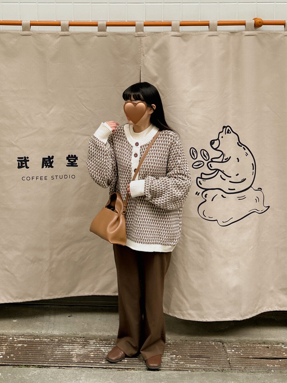 「大人カジュアル、冬のコーデ、低身長、低身長女子、ブラウン、淡色女子、淡色コーデ、カフェ」｜「Aunt Marie'sの【裏地キルティング付】ノーカラーパイピングガウンコート【低身長向けSサイズ有】（ノーカラーコート、ブラウン系）」を使った、Zhan ジャンさん（レディース・150cm）の冬コーディネートの2枚目の写真