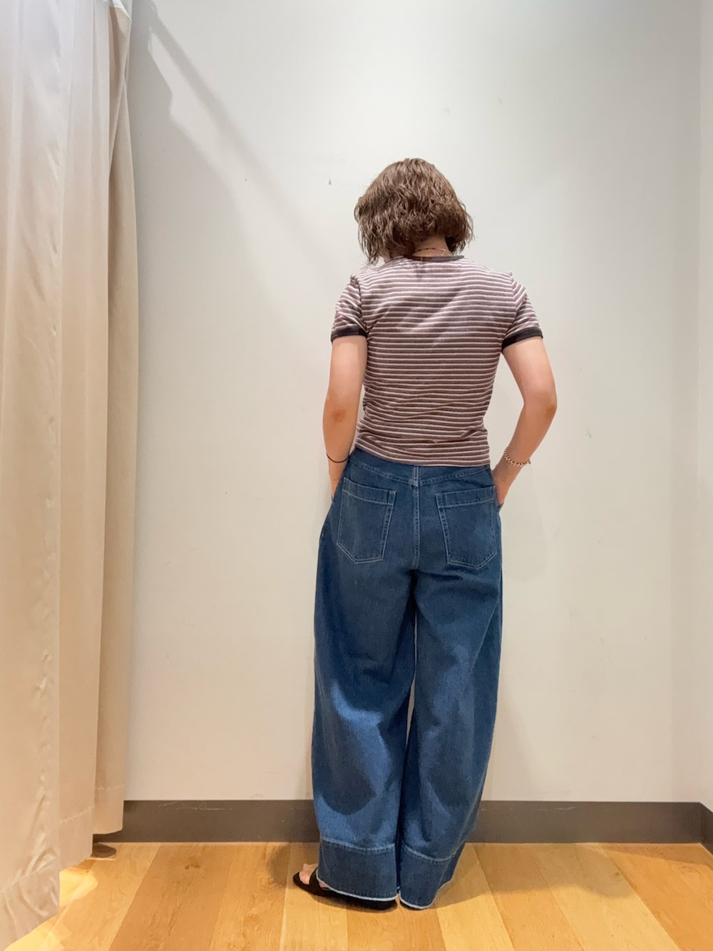 ブラック系のサンダル、ブルー系のデニムパンツ、ブルー系のTシャツ/カットソーを着用したレディースの夏コーディネートの2枚目の写真