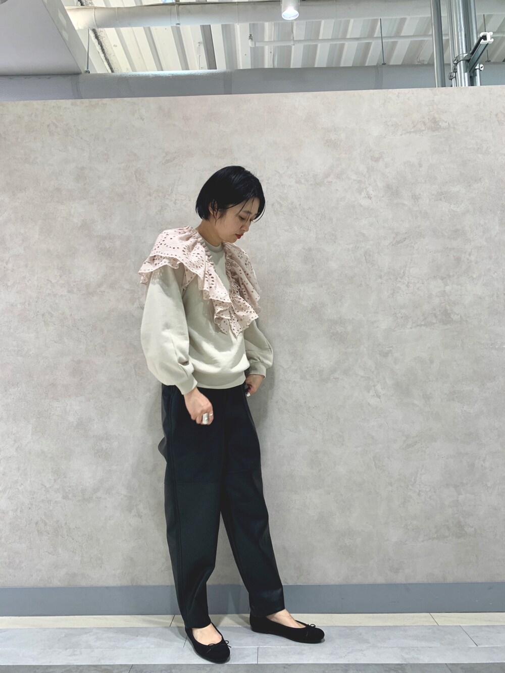 「スウェット、レザーパンツ、ブラック、ベージュ、バレエシューズ、ビッグカラー、襟付きトップス、レース、フリル、ビッグシルエット、きれいめカジュアル」｜「KBFのダブルレーススウェット（スウェット、ベージュ系）」を使った、bayaさん（レディース・160cm）の冬コーディネートの2枚目の写真