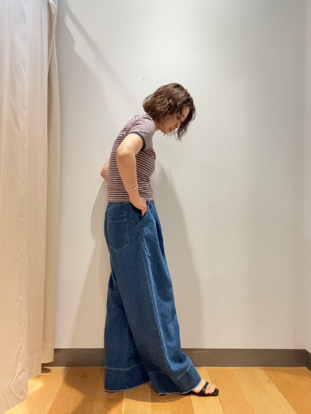 ブラック系のサンダル、ブルー系のデニムパンツ、ブルー系のTシャツ/カットソーを着用したレディースの夏コーディネートの3枚目の写真