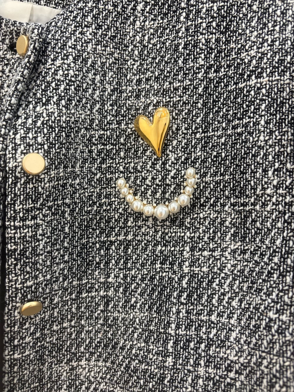 ブラック系のノーカラージャケット、ブルー系のワンピース、ブラック系のパンプスを着用したレディースの冬コーディネートの5枚目の写真