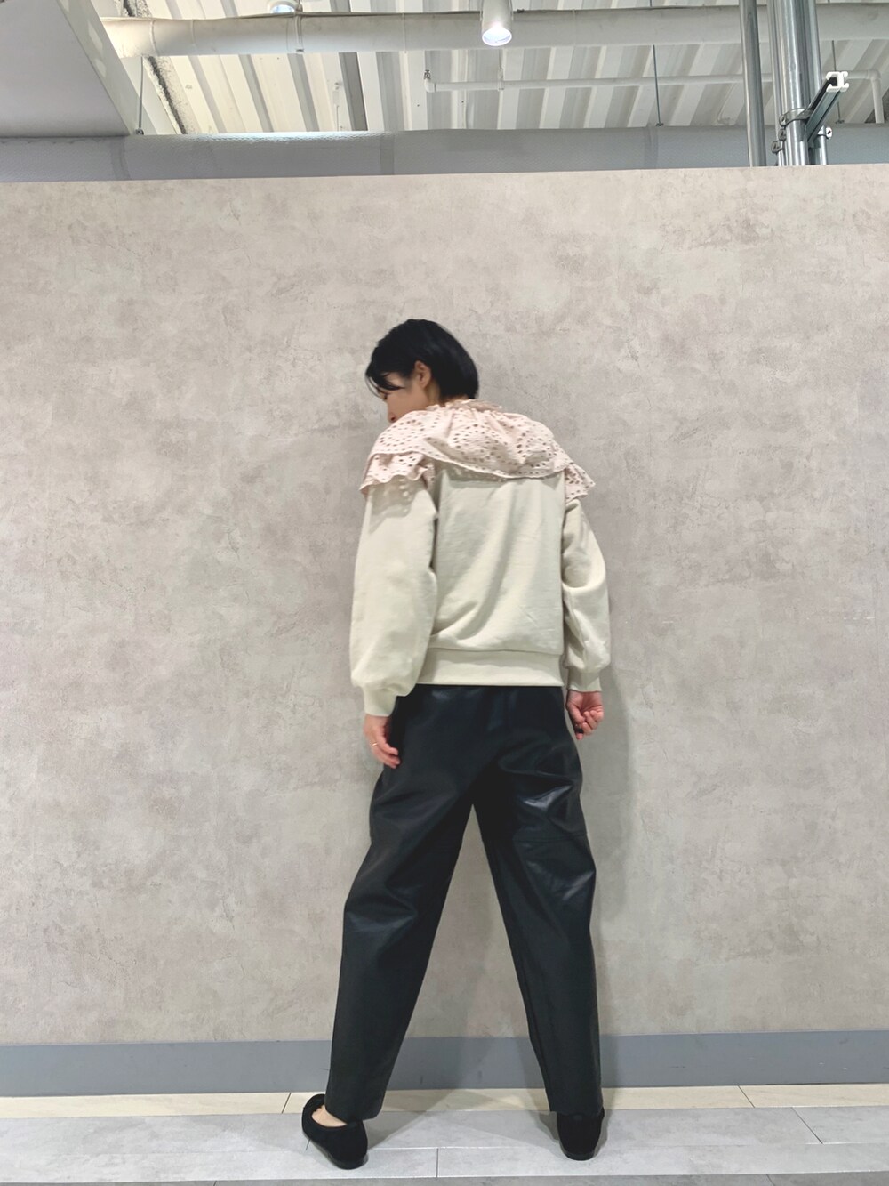 「スウェット、レザーパンツ、ブラック、ベージュ、バレエシューズ、ビッグカラー、襟付きトップス、レース、フリル、ビッグシルエット、きれいめカジュアル」｜「KBFのダブルレーススウェット（スウェット、ベージュ系）」を使った、bayaさん（レディース・160cm）の冬コーディネートの3枚目の写真