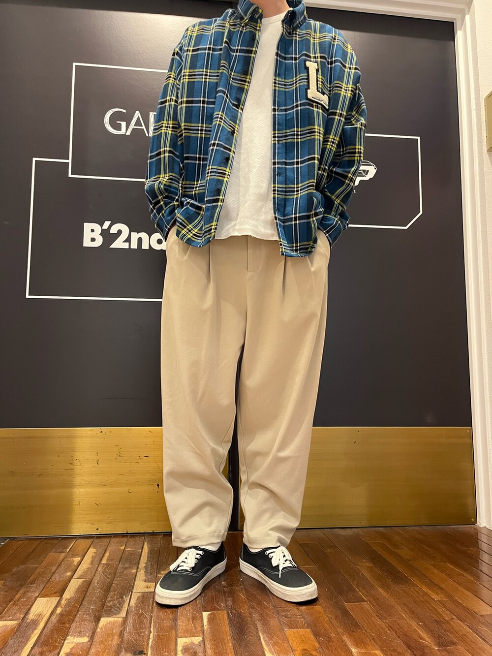 ベージュ系のその他パンツ、ブルー系のシャツ/ブラウスを着用したメンズの冬コーディネートの2枚目の写真