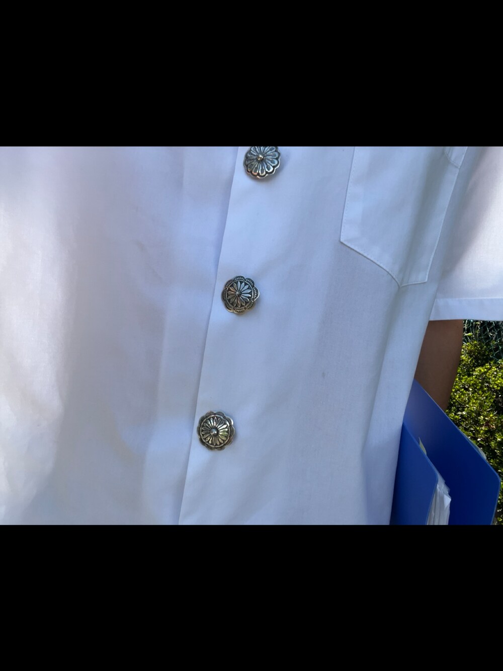 ホワイト系のシャツ/ブラウス、ブルー系のパンツ、シルバー系のファッション雑貨を着用したメンズの夏コーディネートの2枚目の写真