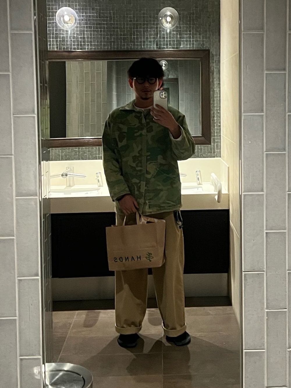 グリーン系のトップスを着用したメンズの春コーディネートの2枚目の写真