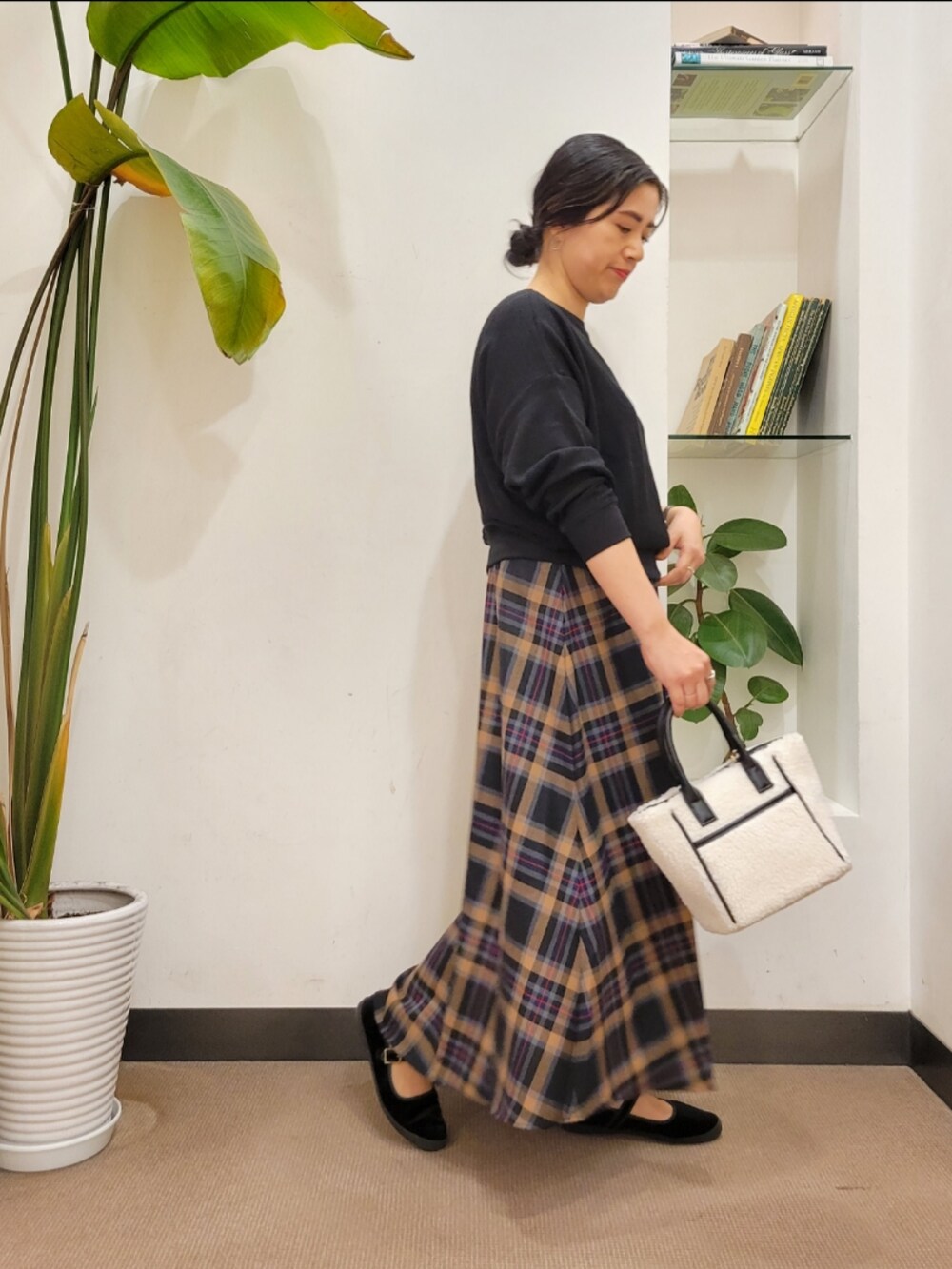 ブラック系のTシャツ/カットソーを着用したレディースの秋コーディネートの4枚目の写真