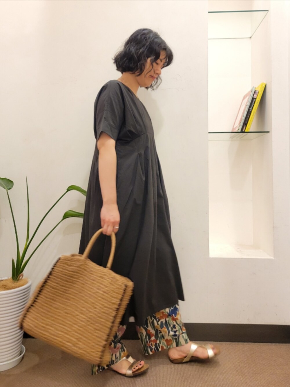 ブラック系のワンピース、ベージュ系のトートバッグ、グリーン系のその他パンツを着用したレディースの夏コーディネートの4枚目の写真
