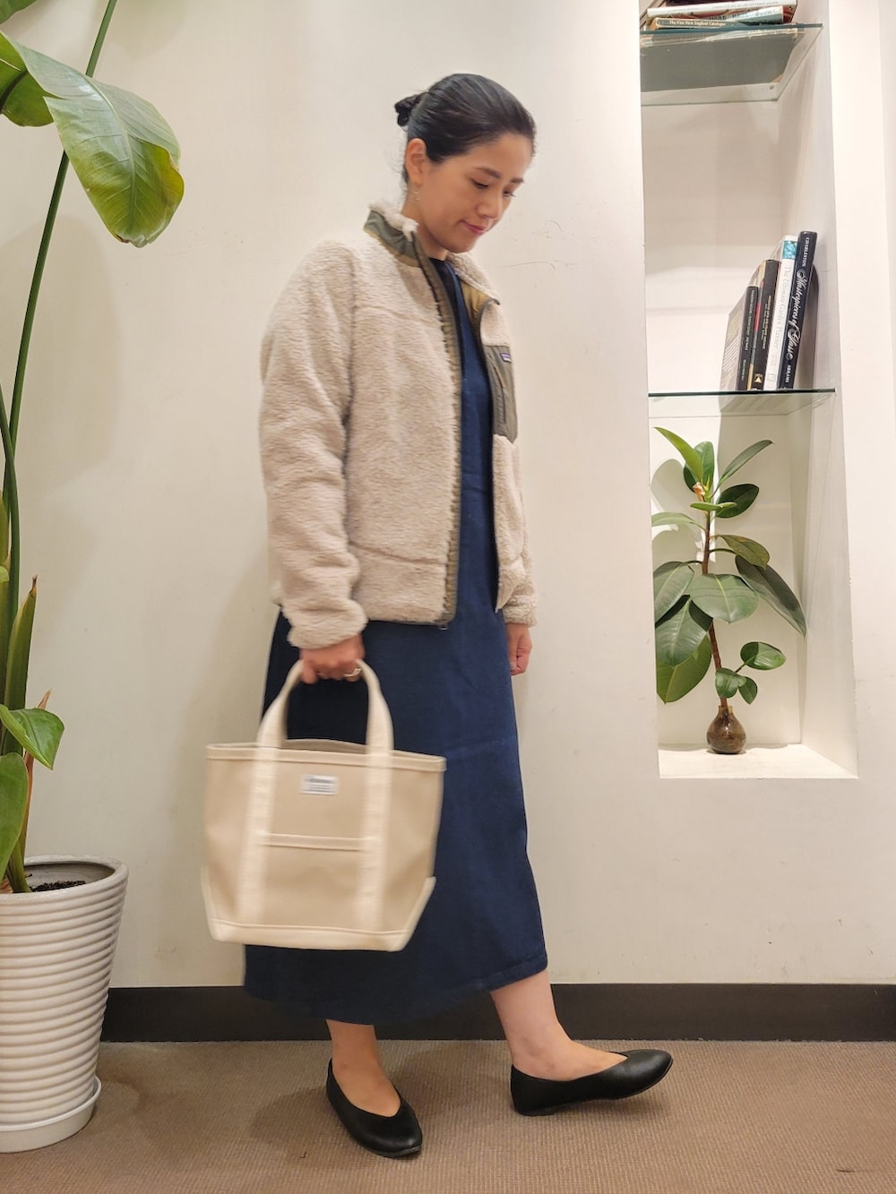 「デニム、パタゴニア、patagonia、ジャンパースカート、ママコーデ、ラクチンコーデ、URBAN RESEARCH DOORS、アーバンリサーチドアーズ、オトナカジュアル、URBAN RESEARCH DOORS WOMENS」｜「URBAN RESEARCH DOORSのVカットパンプス（パンプス、ブラック系）」を使った、emiinamiiさん（レディース・164cm）の秋コーディネートの2枚目の写真