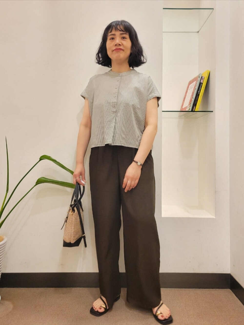 ブラウン系のその他パンツ、ブラック系のシャツ/ブラウス、ブラック系のショルダーバッグを着用したレディースの夏コーディネートの2枚目の写真