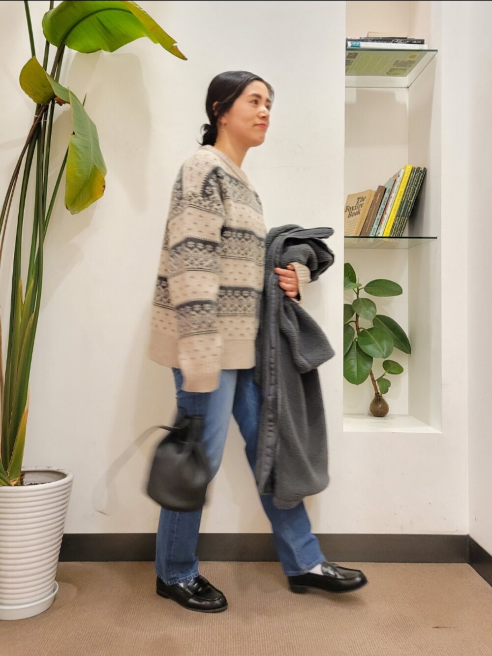 「ニット、デニム、別注、ジャガード、ゆるニット、ジムフレックス、URBAN RESEARCH DOORS、アーバンリサーチドアーズ、URBAN RESEARCH DOORS WOMENS、ボアコート」｜「URBAN RESEARCH DOORSの『佐藤栞里さん着用』クッションローファー（その他シューズ、ブラック系）」を使った、emiinamiiさん（レディース・164cm）の冬コーディネートの5枚目の写真