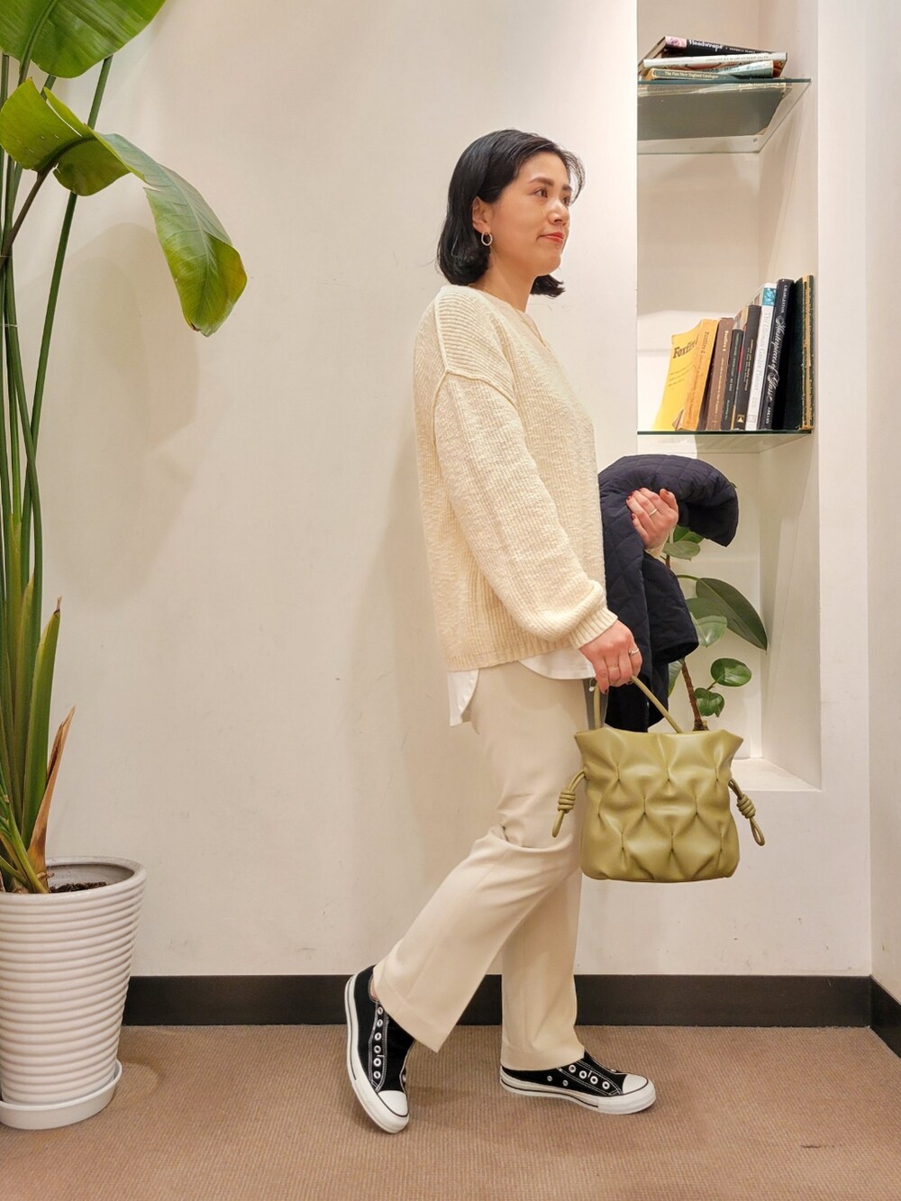 「ニット、キルティング、レイヤードスタイル、パンツスタイル、春コーデ、URBAN RESEARCH DOORS、アーバンリサーチドアーズ、おでかけコーデ、URBAN RESEARCH DOORS WOMENS、キルトジャケット、シンプルコーデ」|「URBAN RESEARCH DOORSのUSAコットンロングタンクトップ(タンクトップ、ホワイト系)」を使った、emiinamiiさん(レディース・164cm)の春コーディネートの5枚目の写真