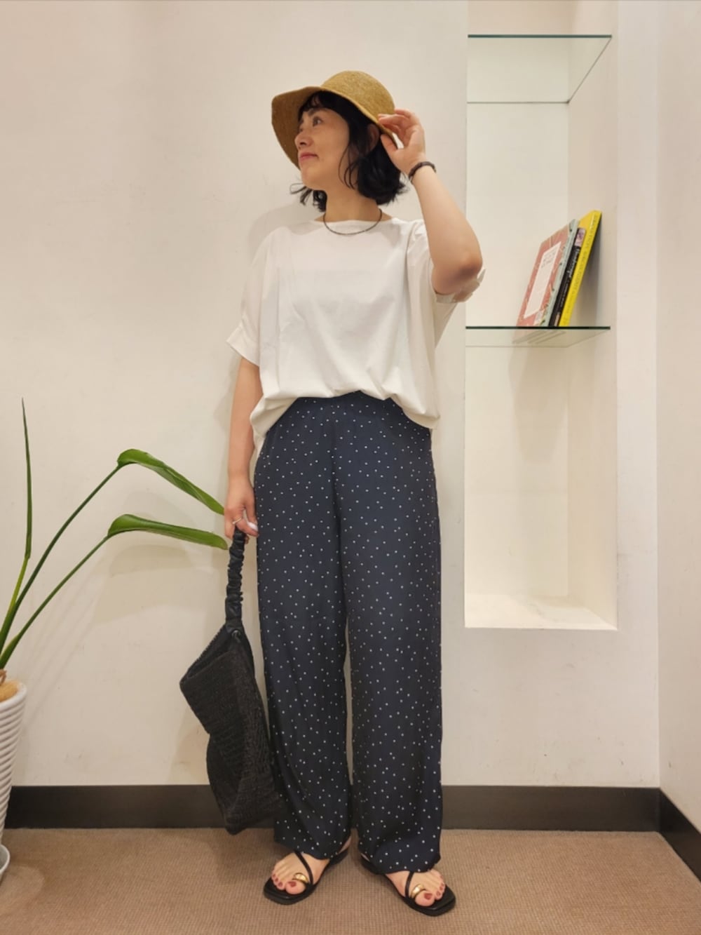 ブルー系のその他パンツ、ホワイト系のTシャツ/カットソー、ブラック系のサンダルを着用したレディースの夏コーディネートの2枚目の写真