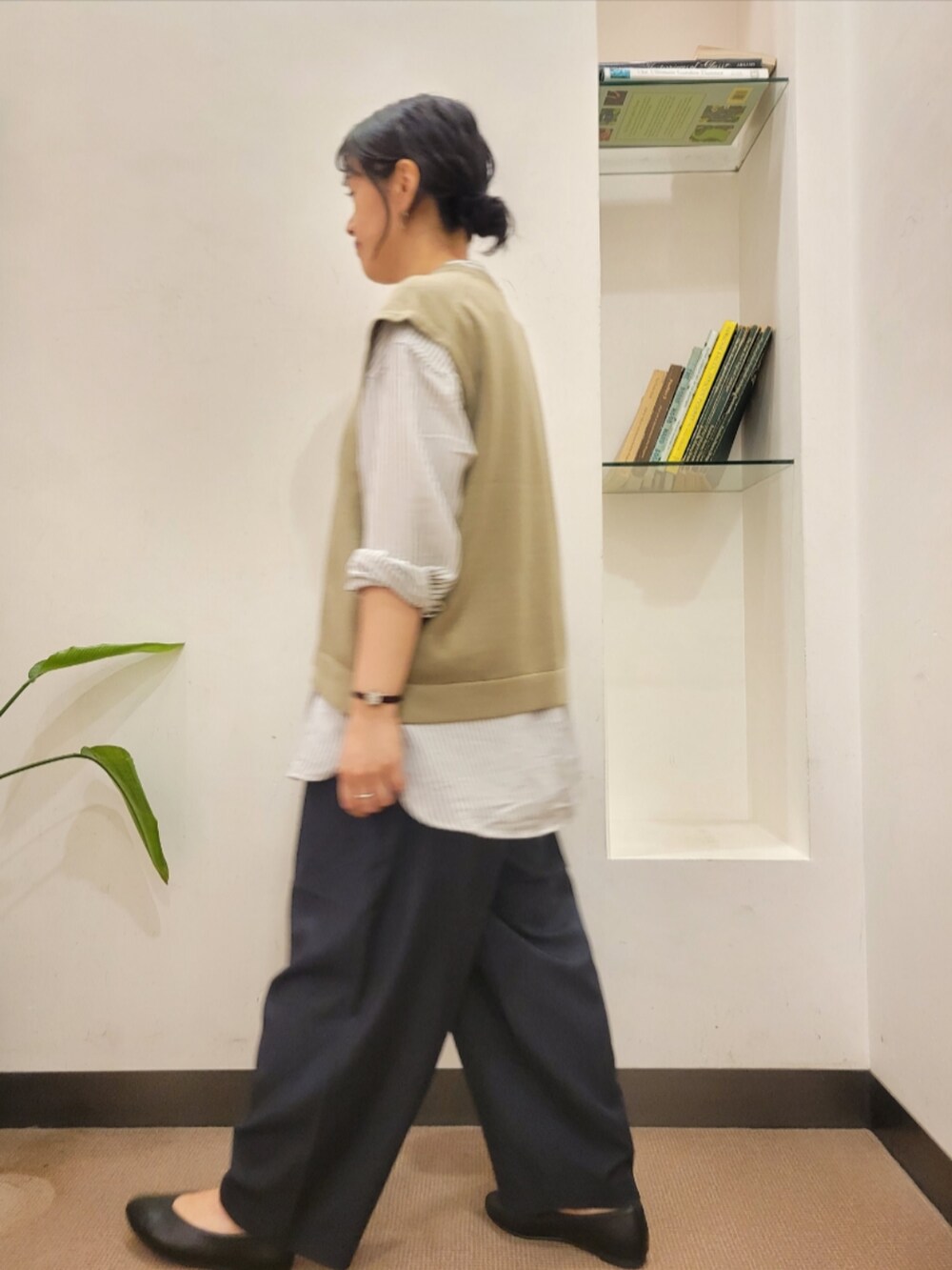 レッド系のショルダーバッグ、ブルー系のその他パンツ、その他のシャツ/ブラウスを着用したレディースの秋コーディネートの5枚目の写真