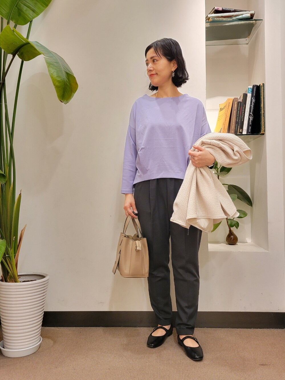 「テーパードパンツ、パープル、ママコーデ、ラクチンコーデ、URBAN RESEARCH DOORS、アーバンリサーチドアーズ、デザイントップス、URBAN RESEARCH DOORS WOMENS、キルトジャケット、はるコーデ」|「RODE SKOの『MADE IN JAPAN』スムースストラップバレエシューズ(バレエシューズ、ブラック系)」を使った、emiinamiiさん(レディース・164cm)の冬コーディネートの4枚目の写真