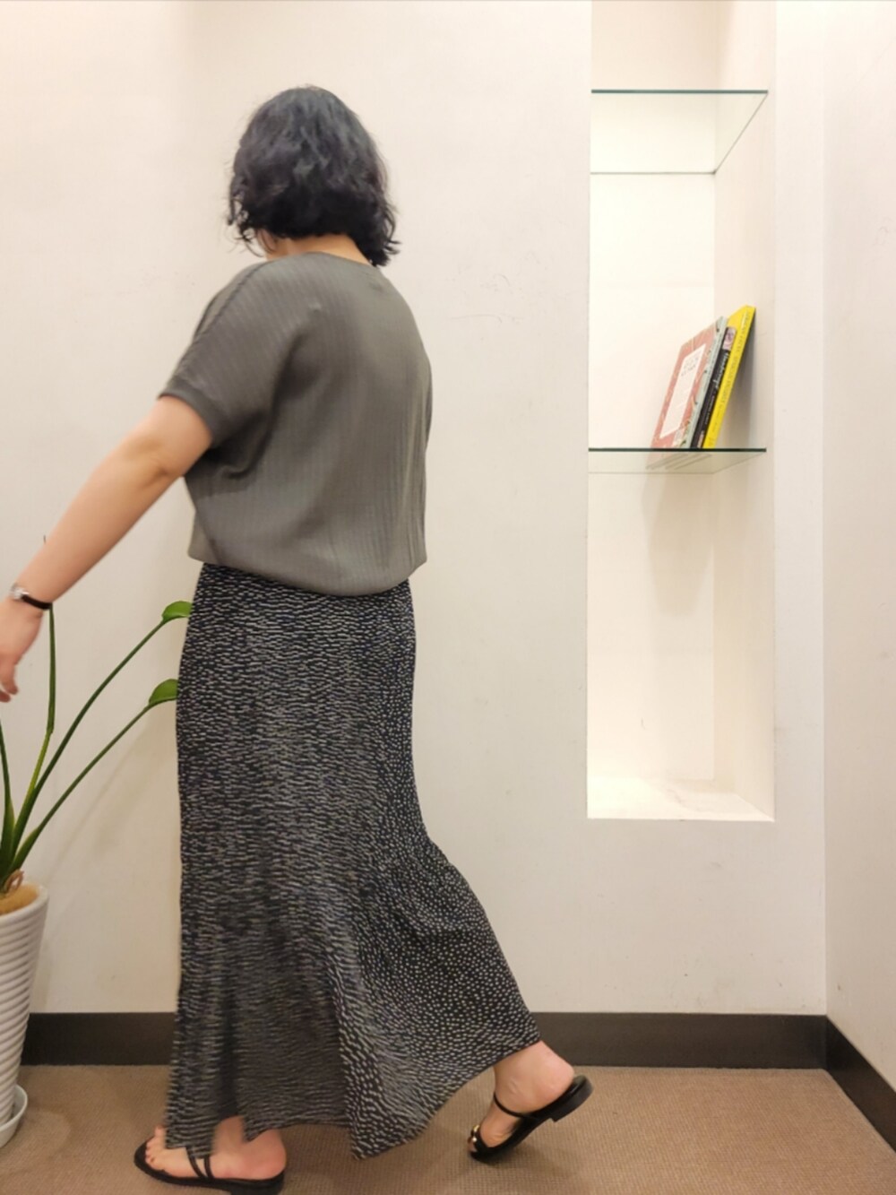 ベージュ系のトートバッグ、グレー系のTシャツ/カットソー、ブラック系のスカートを着用したレディースの夏コーディネートの5枚目の写真
