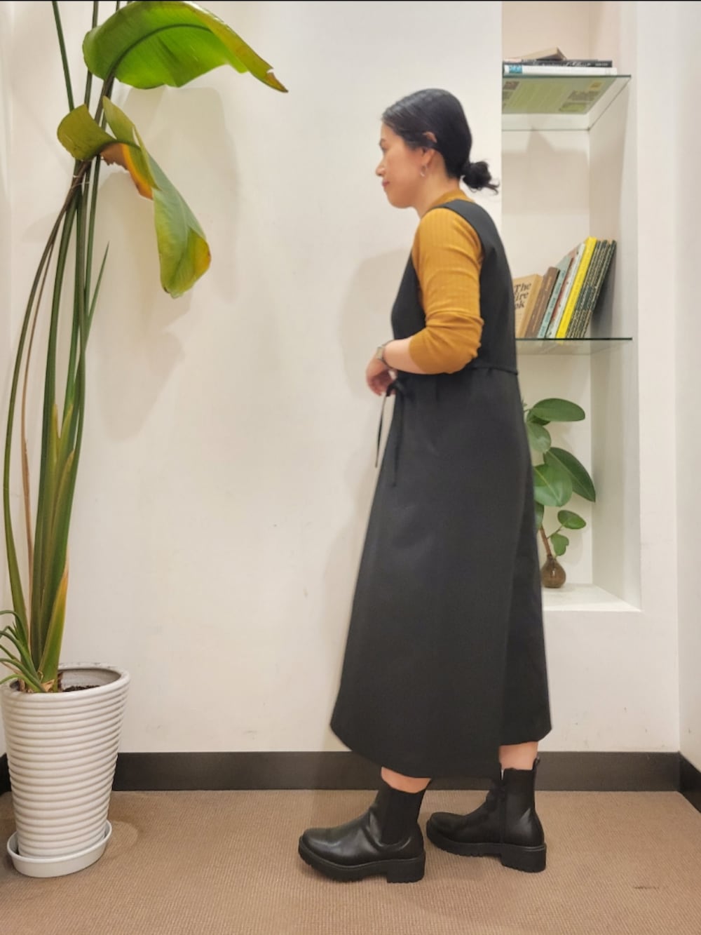 ホワイト系のショルダーバッグ、ブラック系のワンピース、イエロー系のニット/セーターを着用したレディースの秋コーディネートの4枚目の写真