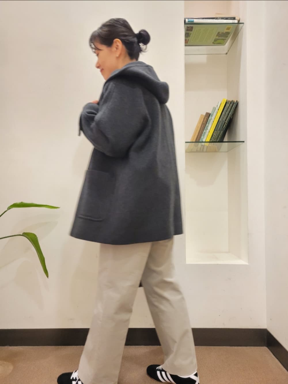 グレー系のその他アウター、グレー系のその他パンツ、ブルー系のニット/セーターを着用したレディースの秋コーディネートの3枚目の写真