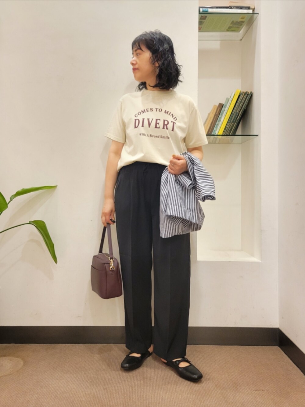 ブラック系のサンダル、ブルー系のシャツ/ブラウス、ベージュ系のTシャツ/カットソーを着用したレディースの夏コーディネートの4枚目の写真