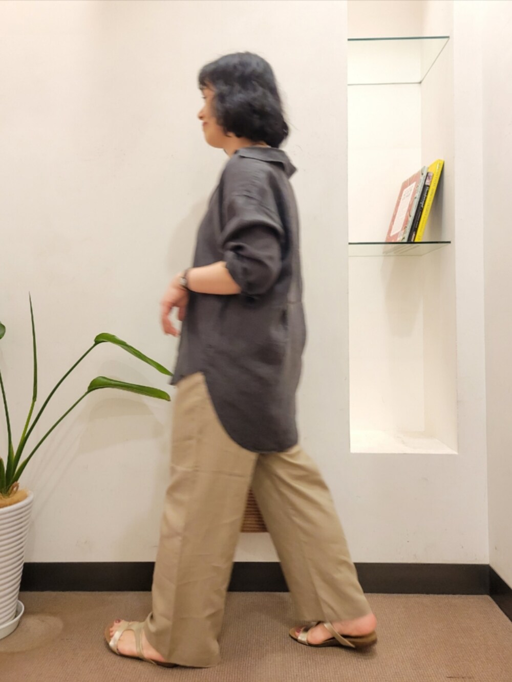 ベージュ系のその他パンツ、グレー系のシャツ/ブラウス、イエロー系のかごバッグを着用したレディースの夏コーディネートの4枚目の写真
