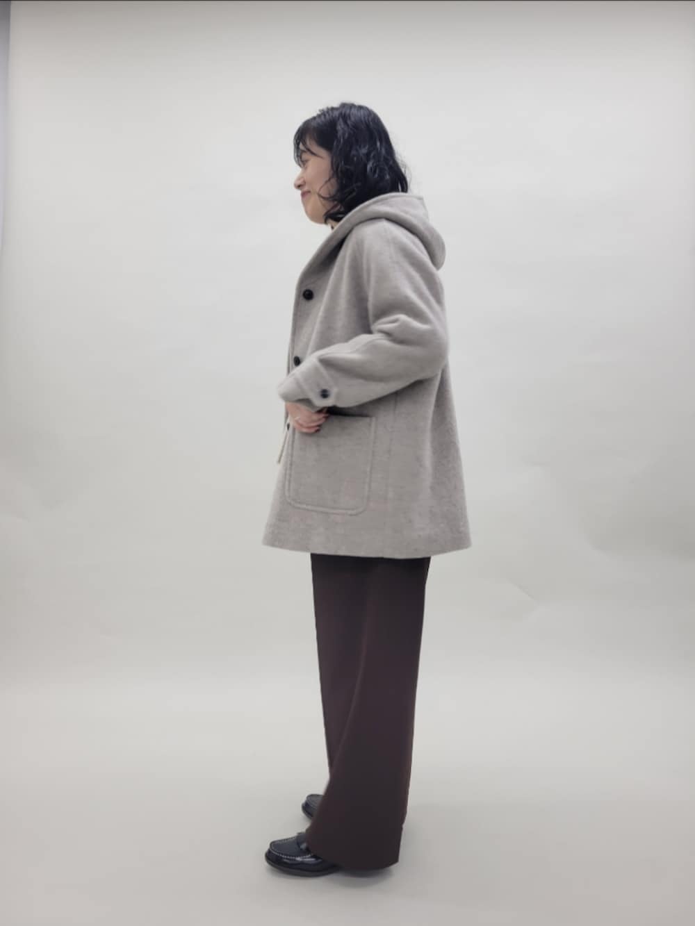 ベージュ系のニット/セーター、ブラック系のローファー、ベージュ系のその他アウターを着用したレディースの秋コーディネートの4枚目の写真