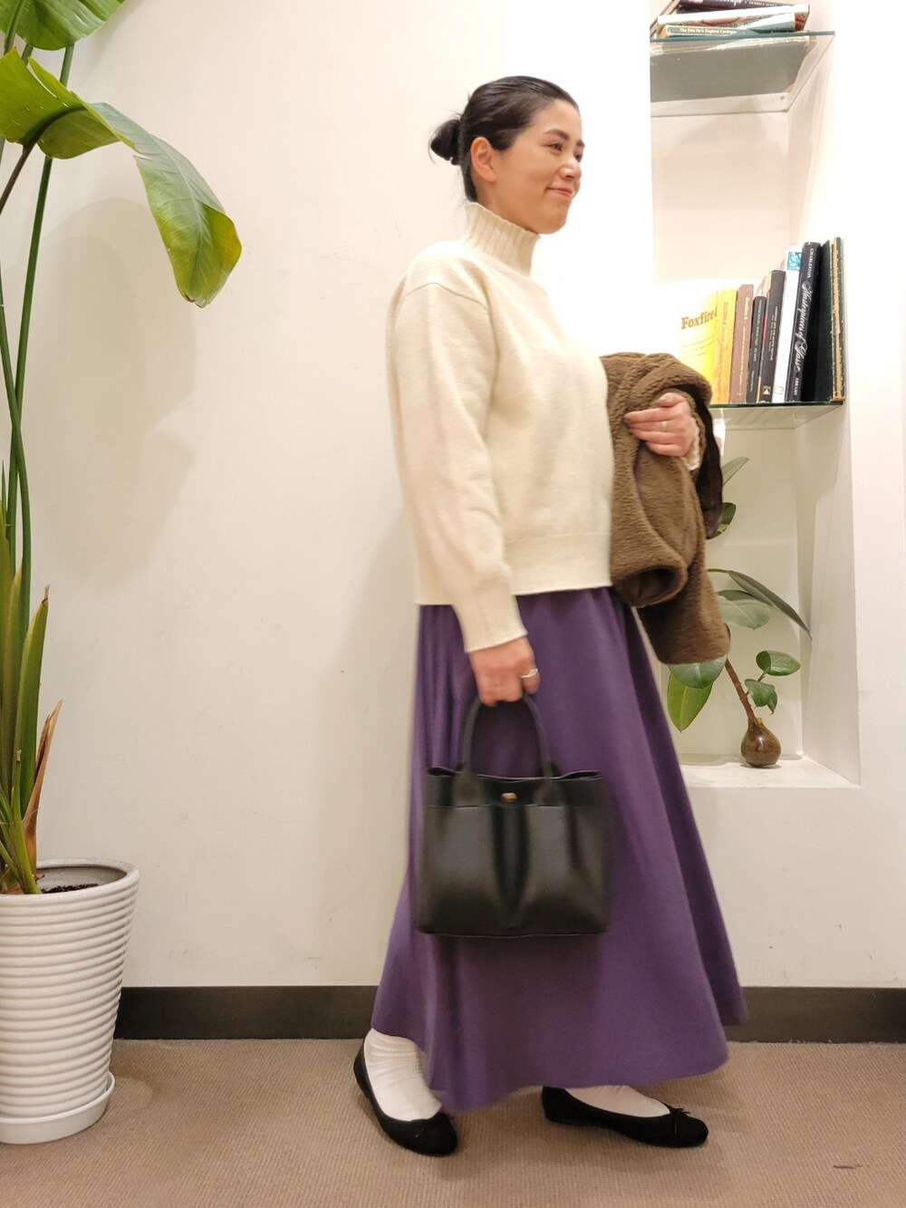 「ニット、フレアスカート、スカート、タートルニット、リバーシブル、ボアジャケット、ラクチンコーデ、URBAN RESEARCH DOORS、アーバンリサーチドアーズ、URBAN RESEARCH DOORS WOMENS」|「RODE SKOのプチダブルポケットトートバッグ(トートバッグ、ブラック系)」を使った、emiinamiiさん(レディース・164cm)の冬コーディネートの5枚目の写真