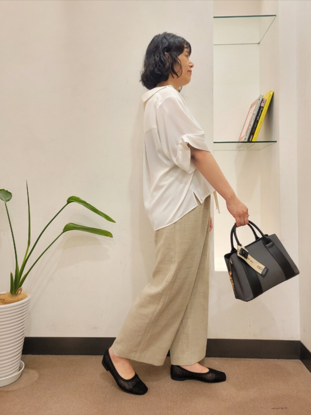 ホワイト系のシャツ/ブラウス、ベージュ系のその他パンツ、ブラック系のハンドバッグを着用したレディースの夏コーディネートの4枚目の写真