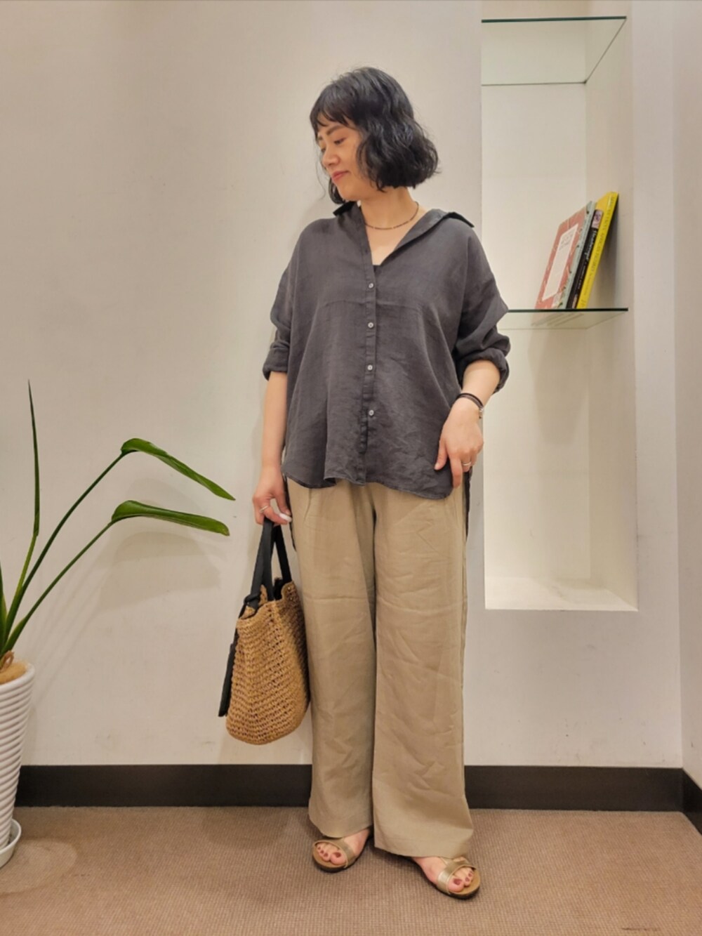 ベージュ系のその他パンツ、グレー系のシャツ/ブラウス、イエロー系のかごバッグを着用したレディースの夏コーディネートの2枚目の写真