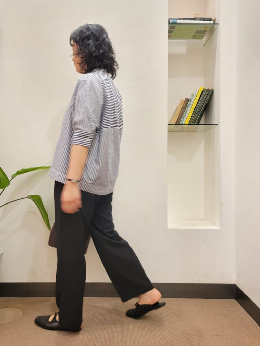 ブラック系のサンダル、ブルー系のシャツ/ブラウス、ベージュ系のTシャツ/カットソーを着用したレディースの夏コーディネートの3枚目の写真