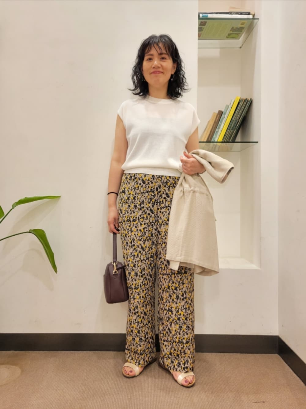 「URBAN RESEARCH DOORS、URBAN RESEARCH DOORS WOMENS、アーバンリサーチドアーズ、ジャケット、ジャケットスタイル、ニット、柄パンツ、きれいめカジュアル、ブルベ夏、骨格ウェーブ、st2508、酒落見えワイドパンツコーデ」|「URBAN RESEARCH DOORSの2WAYスクエアショルダーバッグ(ショルダーバッグ、レッド系)」を使った、浪口 絵美さん(骨格ウェーブ・レディース・164cm)の夏コーディネートの5枚目の写真