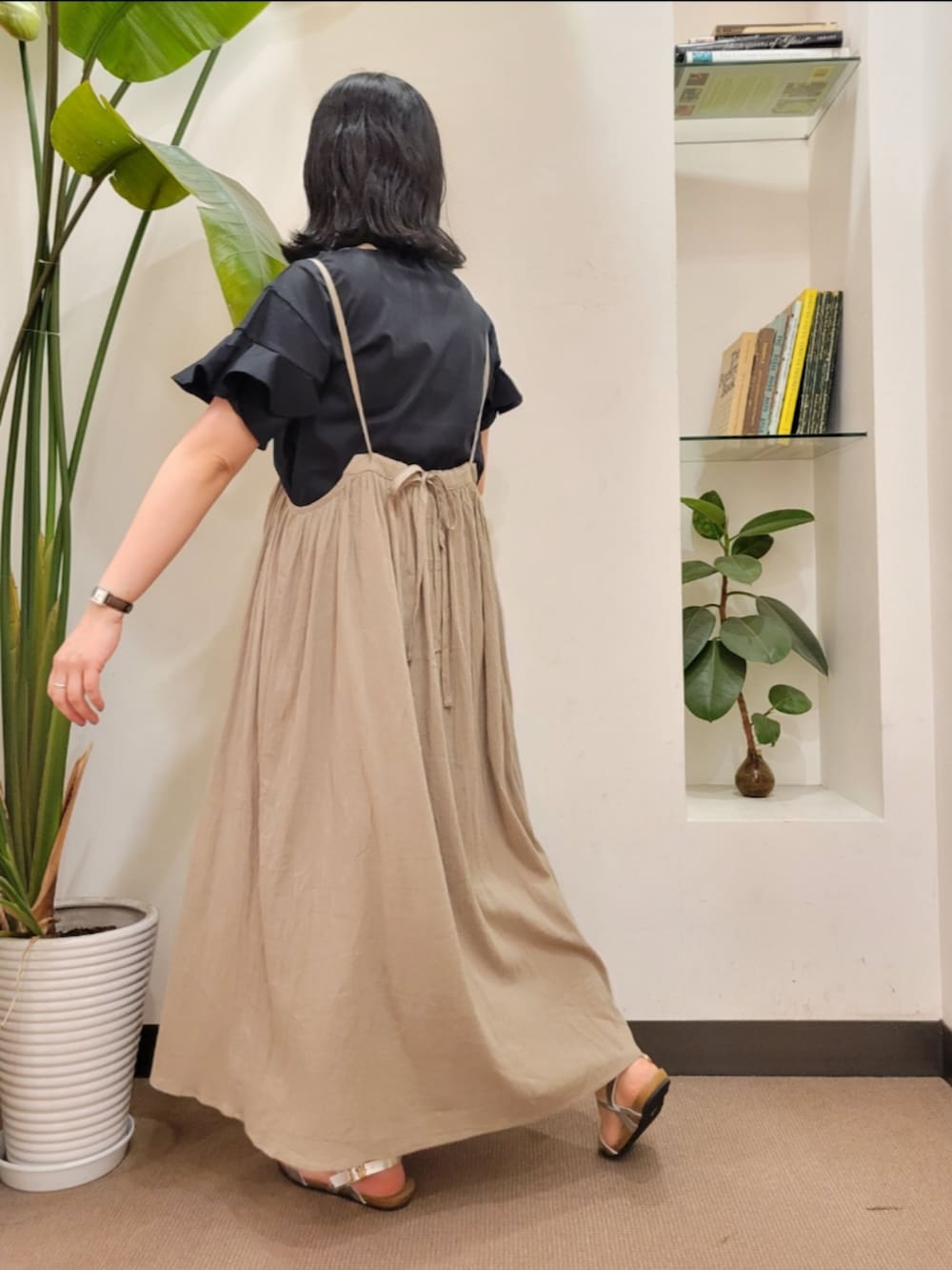 「レイヤードスタイル、シンプルコーデ、春夏コーデ、ラクチンコーデ、URBAN RESEARCH DOORS、キャミワンピ、アーバンリサーチドアーズ、おでかけコーデ、袖フリル、URBAN RESEARCH DOORS WOMENS」｜「RODE SKOのラフソールアンクルサンダル（サンダル、シルバー系）」を使った、emiinamiiさん（レディース・164cm）の春コーディネートの5枚目の写真