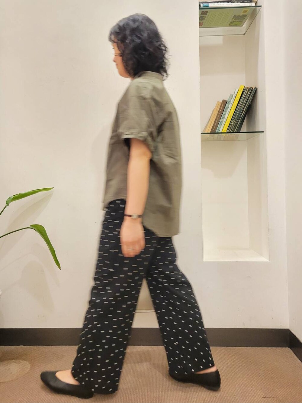 ブラック系のパンプス、ブラック系のその他パンツ、グリーン系のシャツ/ブラウスを着用したレディースの夏コーディネートの4枚目の写真