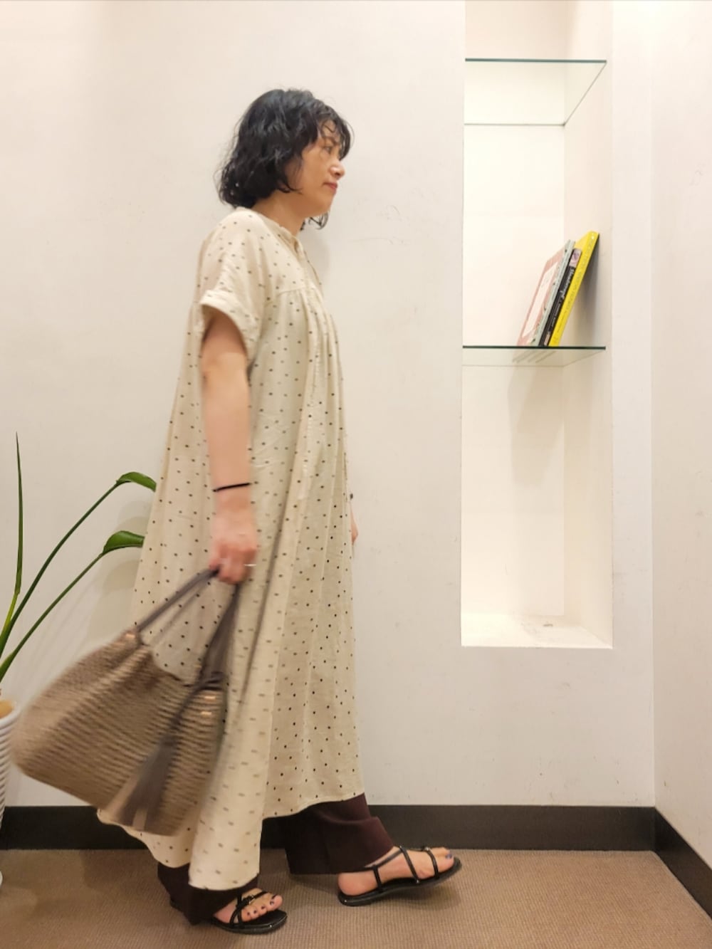 ベージュ系のワンピース、レッド系のその他パンツ、グレー系のかごバッグを着用したレディースの夏コーディネートの3枚目の写真