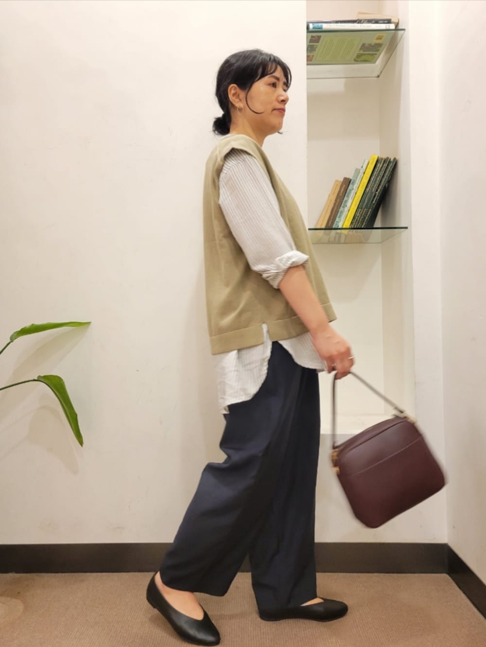 レッド系のショルダーバッグ、ブルー系のその他パンツ、その他のシャツ/ブラウスを着用したレディースの秋コーディネートの4枚目の写真