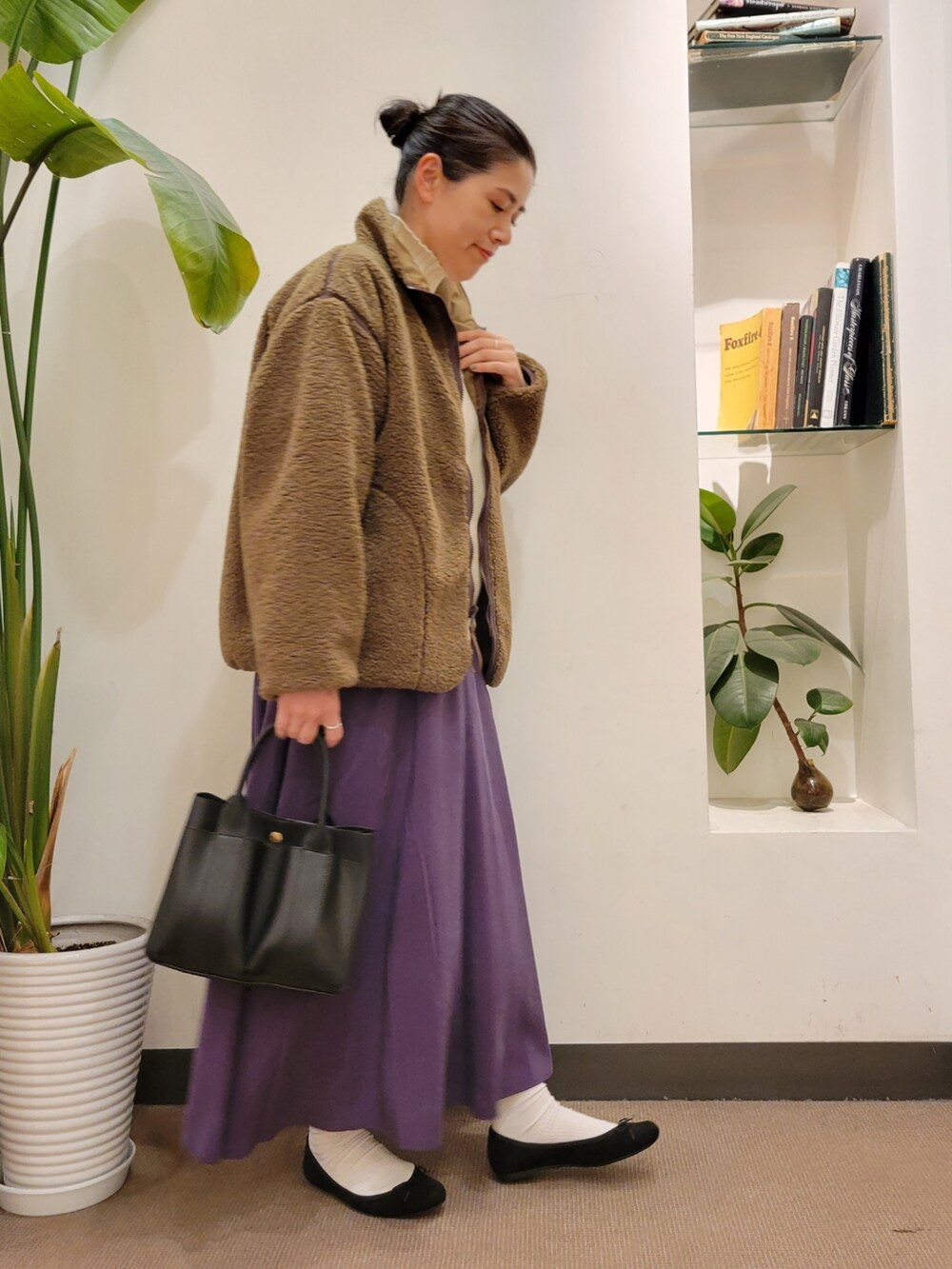 「ニット、フレアスカート、スカート、タートルニット、リバーシブル、ボアジャケット、ラクチンコーデ、URBAN RESEARCH DOORS、アーバンリサーチドアーズ、URBAN RESEARCH DOORS WOMENS」|「RODE SKOのプチダブルポケットトートバッグ(トートバッグ、ブラック系)」を使った、emiinamiiさん(レディース・164cm)の冬コーディネートの2枚目の写真