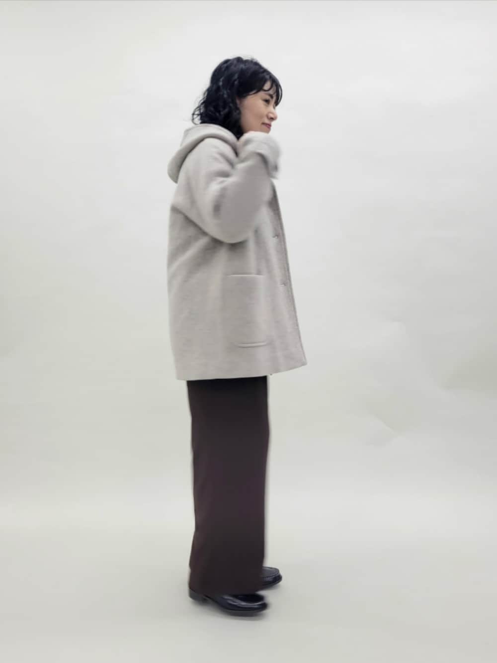 ベージュ系のニット/セーター、ブラック系のローファー、ベージュ系のその他アウターを着用したレディースの秋コーディネートの3枚目の写真