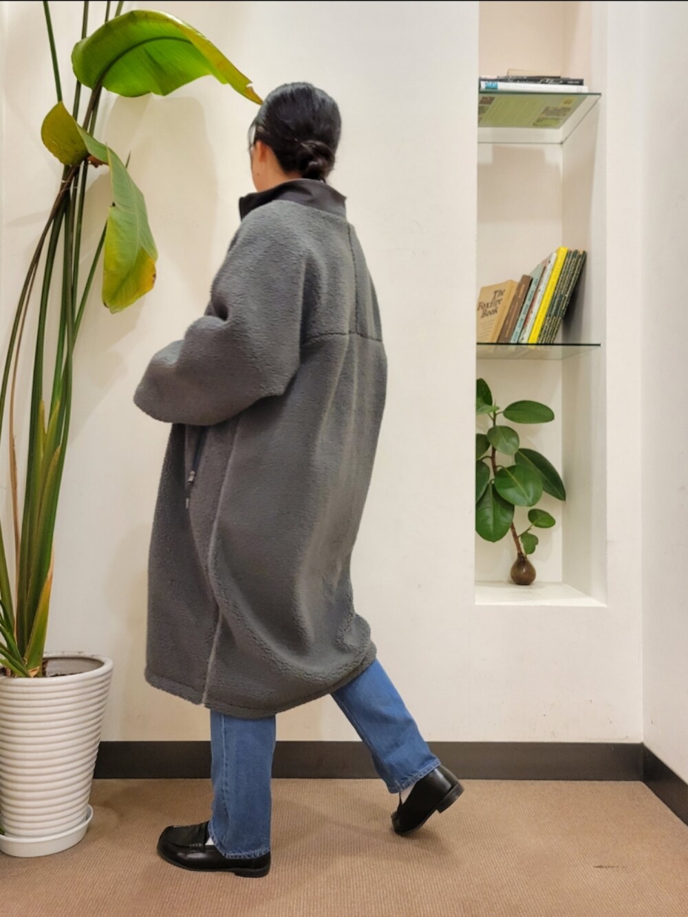 「ニット、デニム、別注、ジャガード、ゆるニット、ジムフレックス、URBAN RESEARCH DOORS、アーバンリサーチドアーズ、URBAN RESEARCH DOORS WOMENS、ボアコート」｜「URBAN RESEARCH DOORSの『佐藤栞里さん着用』クッションローファー（その他シューズ、ブラック系）」を使った、emiinamiiさん（レディース・164cm）の冬コーディネートの3枚目の写真