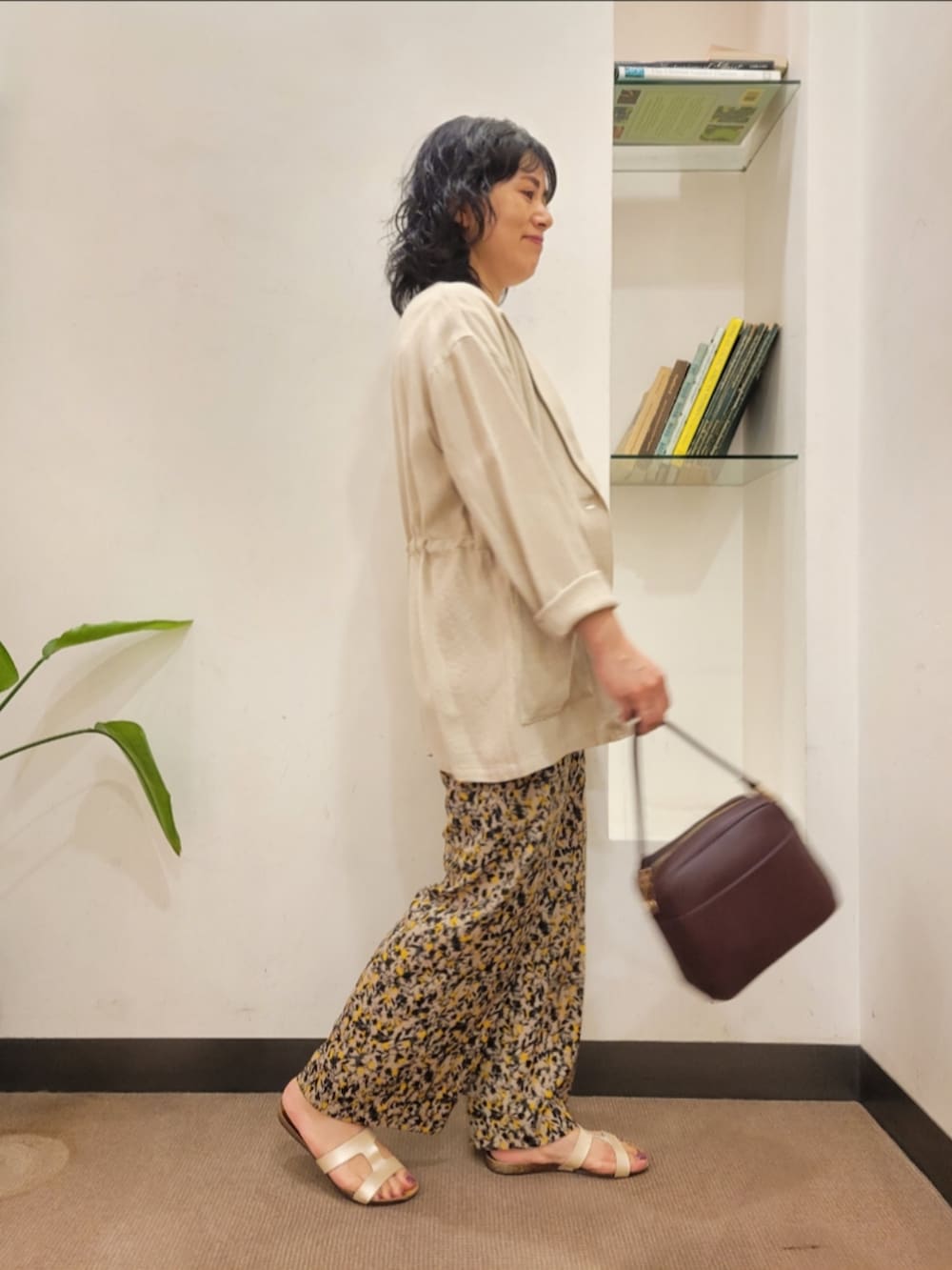 「URBAN RESEARCH DOORS、URBAN RESEARCH DOORS WOMENS、アーバンリサーチドアーズ、ジャケット、ジャケットスタイル、ニット、柄パンツ、きれいめカジュアル、ブルベ夏、骨格ウェーブ、st2508、酒落見えワイドパンツコーデ」|「URBAN RESEARCH DOORSの2WAYスクエアショルダーバッグ(ショルダーバッグ、レッド系)」を使った、浪口 絵美さん(骨格ウェーブ・レディース・164cm)の夏コーディネートの3枚目の写真