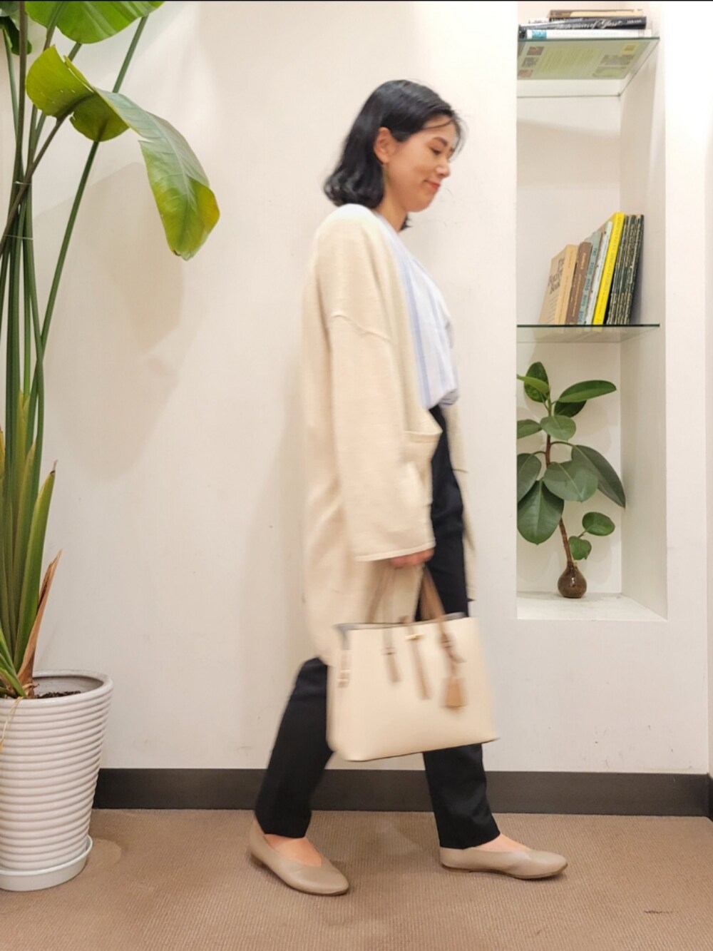 ベージュ系のパンプス、ホワイト系のカーディガン/ボレロ、ホワイト系のトートバッグを着用したレディースの春コーディネートの2枚目の写真